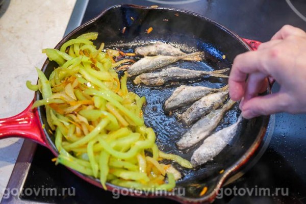 Черноморская ставридка, жаренная с овощами Черноморская ставридка, жаренная с овощами