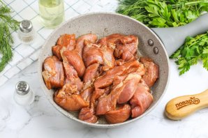 Свиная лопатка на сковороде