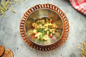 Салат с крабом и персиками Салат с крабом и персиками