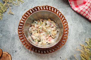 Салат с крабом и персиками Салат с крабом и персиками