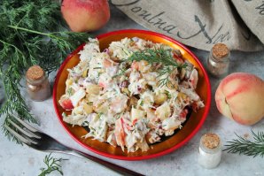 Салат с крабом и персиками Салат с крабом и персиками
