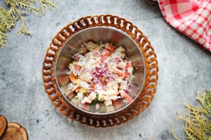 Салат с крабом и персиками Салат с крабом и персиками