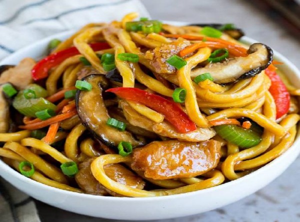 Рецепт лапши с курицей и овощами в домашних условиях
Рецепт лапши с курицей и овощами в домашних условиях