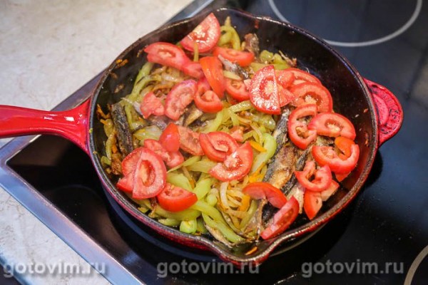 Черноморская ставридка, жаренная с овощами Черноморская ставридка, жаренная с овощами