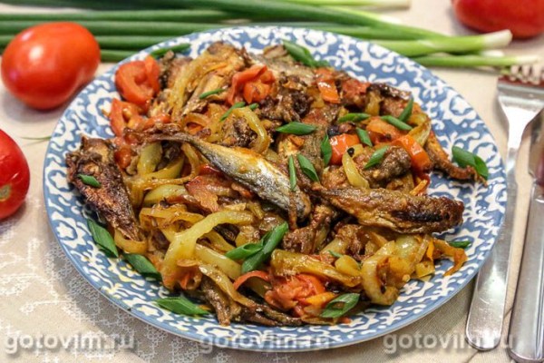 Черноморская ставридка, жаренная с овощами Черноморская ставридка, жаренная с овощами